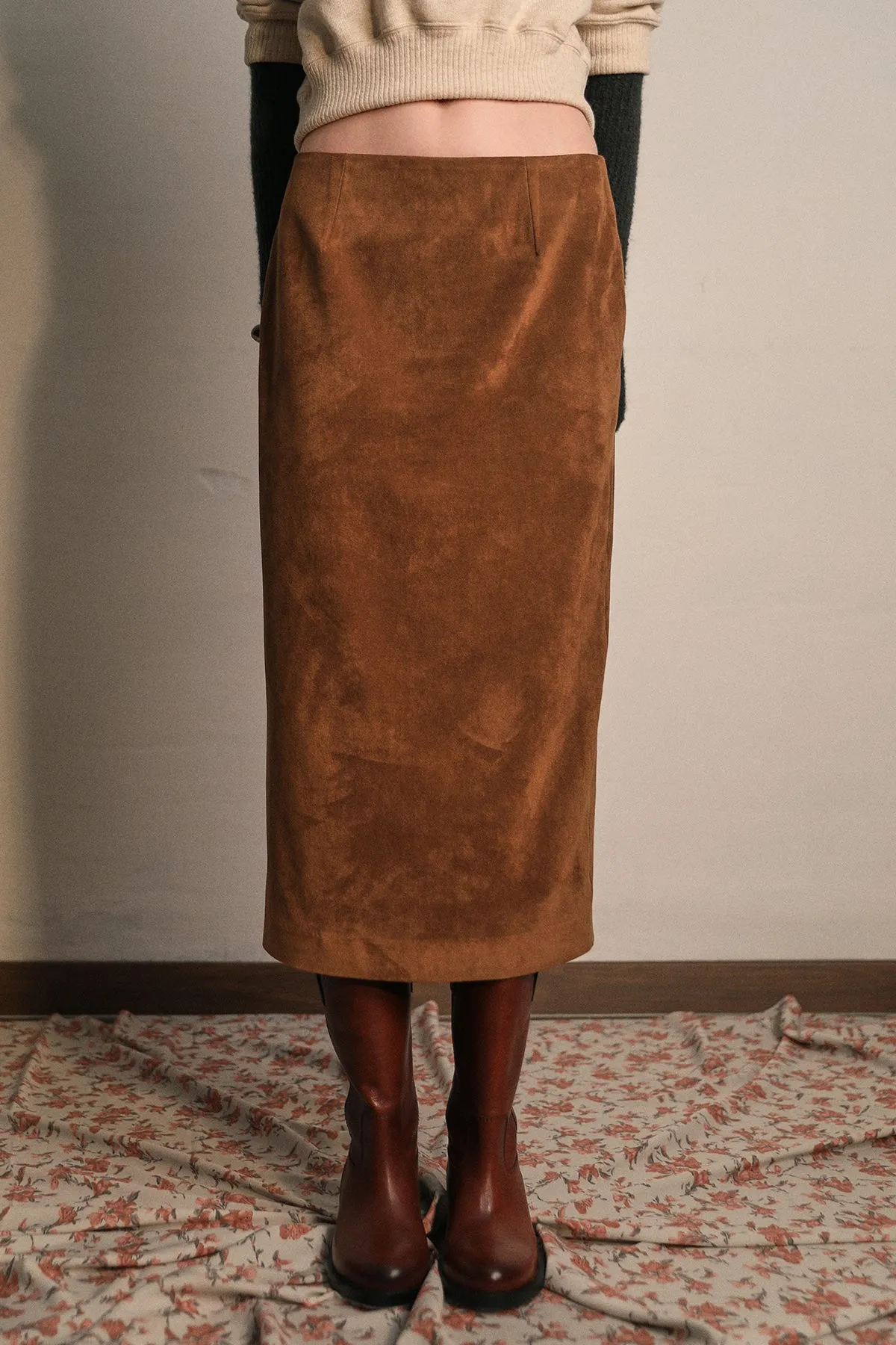 [NANA CREW] FW 24 SUEDE PENCIL SKIRT - CAMEL